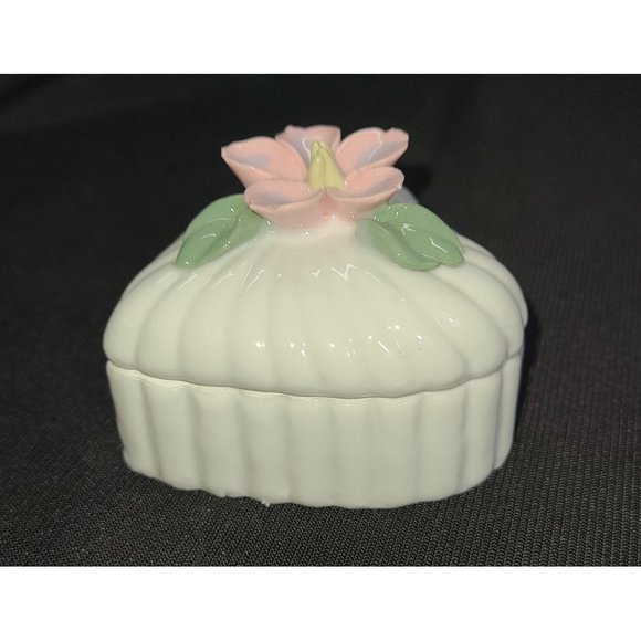 Vintage Heart shaped floral trinlet box porcelain - Picture 4 of 8